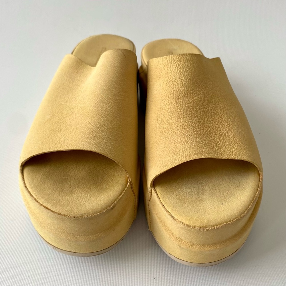 Del Carlo 100% genuine yellow leather platform sandals. 💛 - Picture 2 of 7